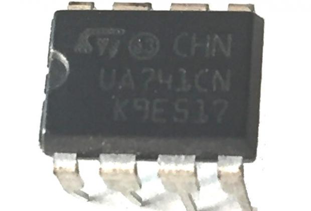LM741 Op-amp IC