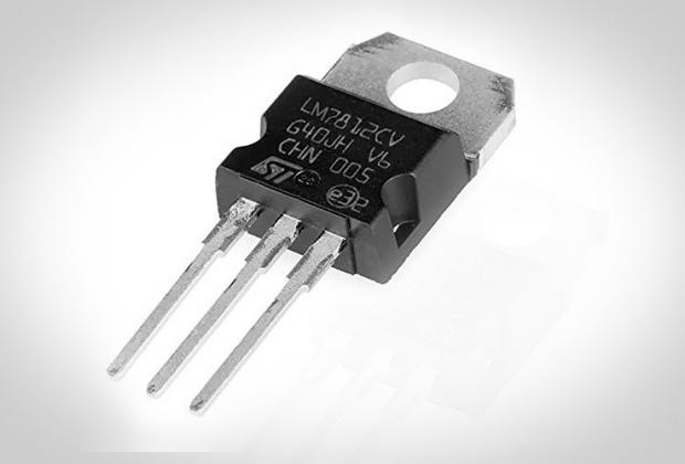 LM7812 Voltage Regulator IC